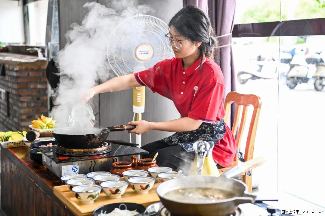 全网追的“扁担女孩”,找了一份暑假工,时薪12元 - 惠州生活资讯 - 惠州28生活网 huizhou.28life.com